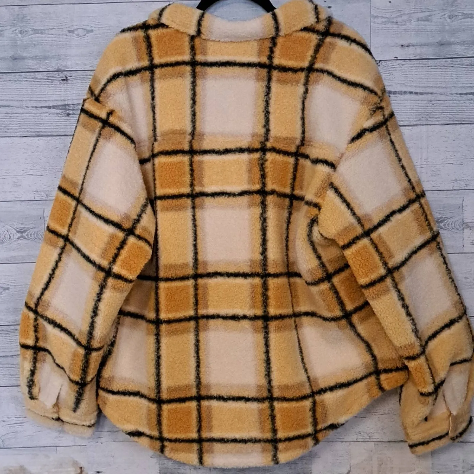 Bandier x Sincerely Jules, Women Aspen Sherpa Jacket in Amber Plaid
